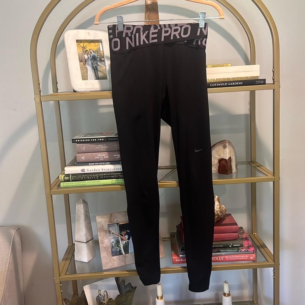 Black Nike leggings in black. Gently used. Nike waist band and ankle opening.